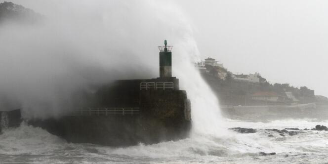 La tempête Qumaira frappe les côtes de Galice jeudi 6 février.