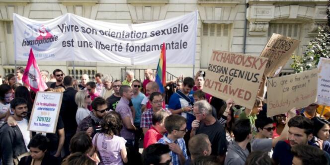 Manifestation pour les droits des homosexuels, devant l'ambassade de Russie, le 8 septembre 2013 à Paris.