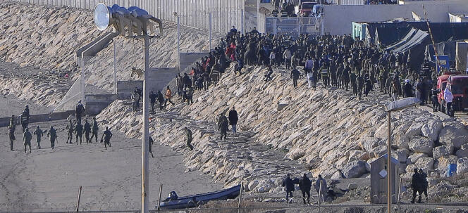 La police marocaine repousse des migrants à Ceuta, le 6 février.

