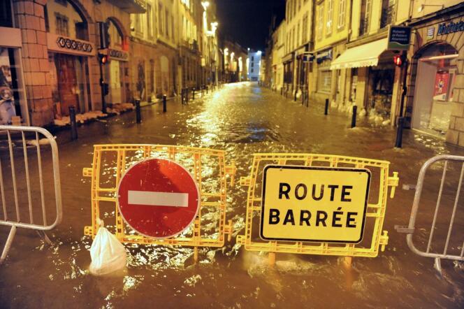 Pour la troisième fois depuis décembre, la commune est inondée. La maire Agnès Le Brun dénonce l’absence d’un véritable plan de prévention.