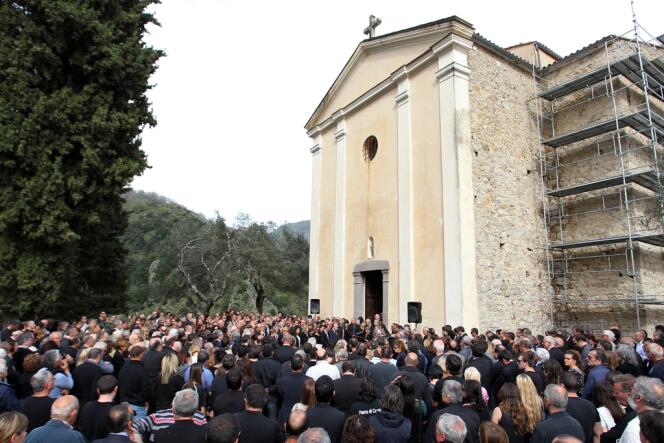 Aux funérailles de Jean-Luc Chiappini, le lundi 29 avril 2013 à Letia, en Corse-du-Sud..