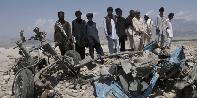 Un véhicule détruit par une attaque à la bombe dans la province de Laghman, le 3 juin 2013.