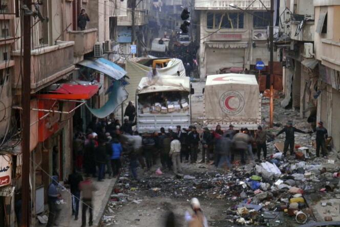 Camions du croissant rouge distribuant de l'aide d'urgence à Homs, le 8 février.
