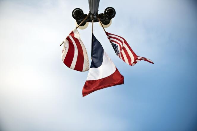 Drapeaux français et américain devant la Maison Blanche, le 8 février à Washington.