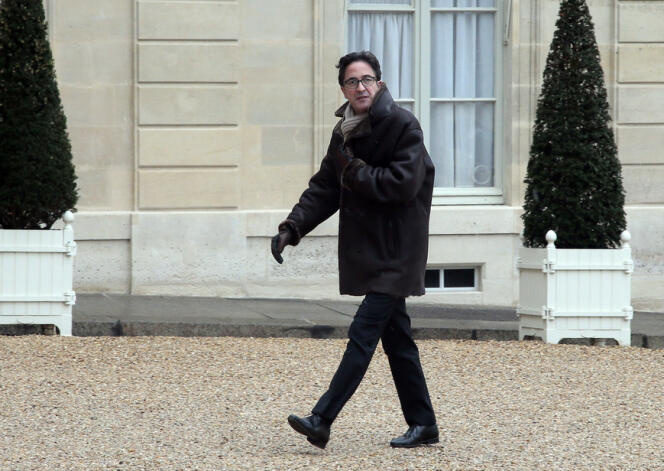 Aquilino Morelle, conseiller politique de François Hollande, dans la cour de l'Elysée, le 25 février 2013.