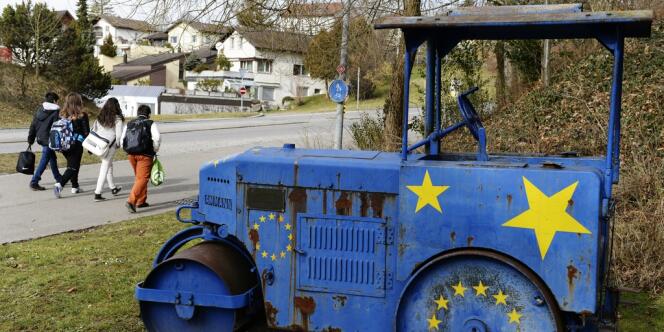 Un tracteur repeint aux couleurs de l'Europe à Kloten, en Suisse, lundi 10 février.