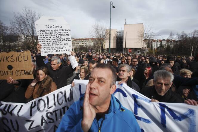 Manifestation à Sarajevo, lundi 10 février 2014. 