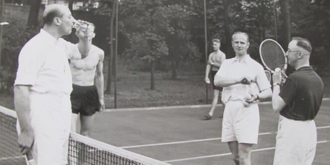 Himmler jouant au tennis, comme souvent dans les années 1930, avec Karl Wolff, son chef d'état-major, à sa gauche, en 1934.