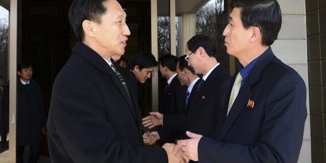Le ministre de l'unification sud-coréen Lee Duk-haeng (gauche) et son homologue nord-coréen, Park Yong-il, le 5 février 2014.