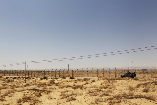 Un véhicule de l'armée israélienne patrouille le long de la frontière avec le Sinaï.