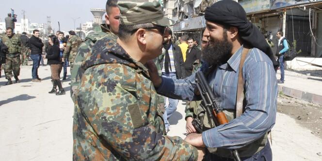 Un membre des rebelles syriens discute avec un officier.