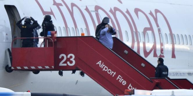 La police genevoise évacue l'appareil, le 17 février, à l'aéroport international. 