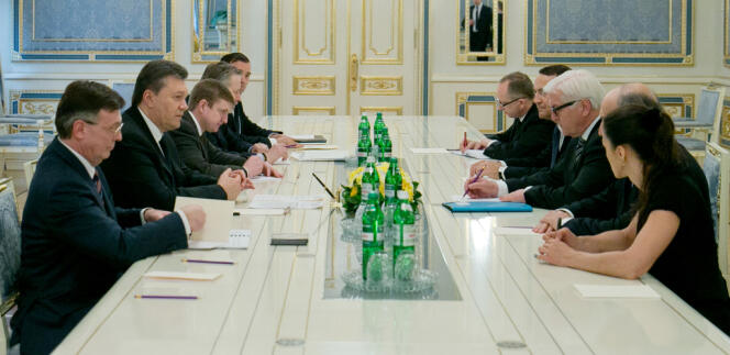 Viktor Ianoukovitch rencontre Frank-Walter Steinmeier, Laurent Fabius et Radoslaw Sikorski, le 20 février à Kiev.