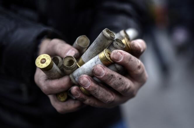 Un manifestant montre les douilles de balles tirées par les forces de l'ordre, le 20 février à Kiev.
