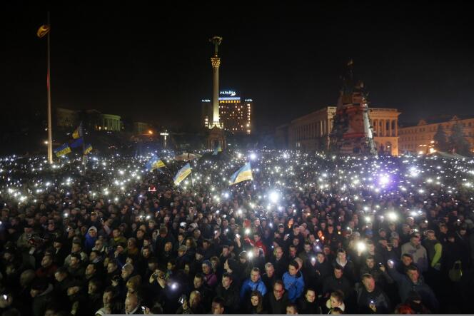 Les manifestants de Maïdan, en Ukraine, le 21 février. Ce soir-là, ils protestaient car ils ne se satisfaisaient pas de l'accord négocié par les chefs de l'opposition, et réclamaient le départ du président Ianoukovitch.