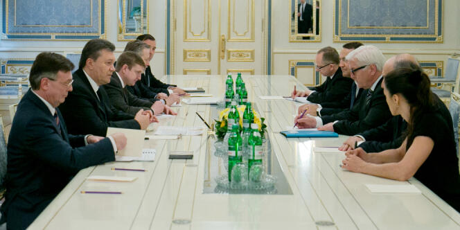 Le président ukrainien Viktor Ianoukovitch fait face au chef de la diplomatie allemande Frank-Walter Steinmeier et à ses homologues français Laurent Fabius et polonais Radoslaw Sikorski à Kiev, jeudi 20 février 2014.
