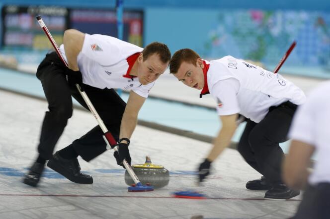 Les Ecossais Michael Goodfellow (à gauche) et Greg Drummond, lors de la finale contre le Canada, le 21 février.