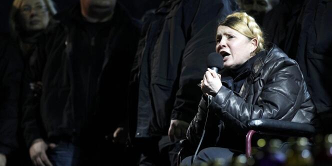 L'opposante ukrainienne Ioulia Timochenko, tout juste libérée de prison, s'exprime face à plus de 50 000 personnes rassemblées sur Maïdan.