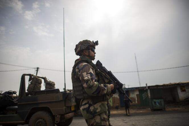 Un soldat français surveille un checkpoint à Bangui, le 23 février.