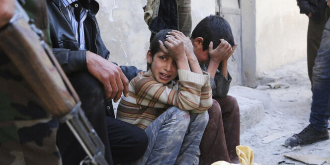 Des enfants pleurent devant le corps de leur mère, tuée, d'après les opposants, par les barils d'explosifs largués par les forces de Bachar Al-Assad, près d'Alep. 