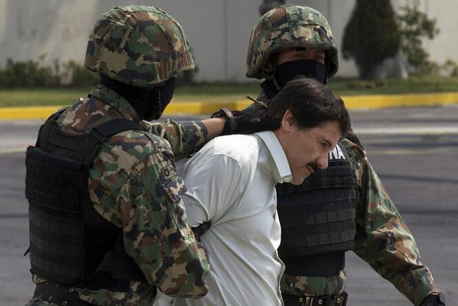 Joaquin Guzman Loera escorté vers un hélicoptère à Mexico par des militaires mexicains lors de son arrestation, le 22 février.