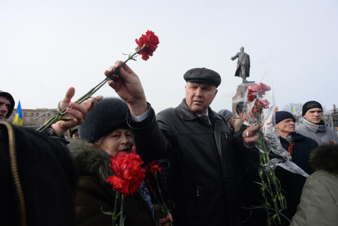 Des partisans de Viktor Ianoukovitch, le 23 février à Kharkiv, devant une statue de Lénine.