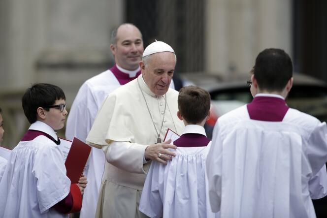 Le pape François à l'issue de la messe dimanche à Saint-Pierre.