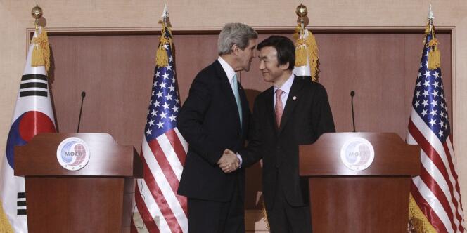 Le secrétaire d'Etat américain John Kerry avec le ministre des affaires étrangères sud-coréen Yun Byung-se, le 13 février à Séoul.