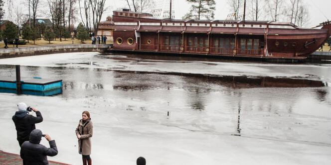 En arriere plan, un bateau dans la résidence de Ianoukovitch. Des milliers de personnes ont visiter la résidence privé du président Ianoukovitch. Pour les militants anti-gouvernementaux, elle symbolise la corruption de l'état. Mezhyhirya. 22 fevrier 2014. Ukraine.