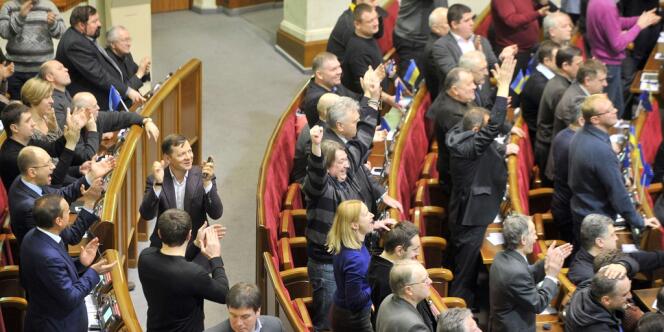 Des députés saluent le vote permettant la libération de Ioulia Timochenko, vendredi 21 février.