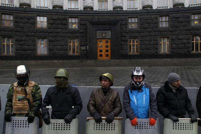 Des manifestants de Maïdan postés devant un bâtiment gouvernemental à Kiev, le 23 février. 