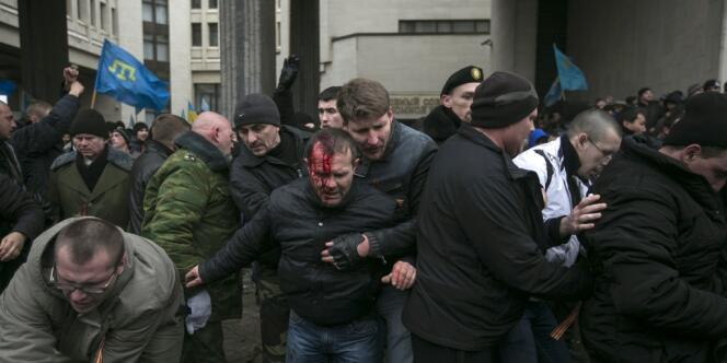 Des heurts ont éclaté à Simferopol, en Crimée, mercredi 26 février, entre des manifestants pro-Russie et des soutiens aux nouvelles autorités à Kiev.