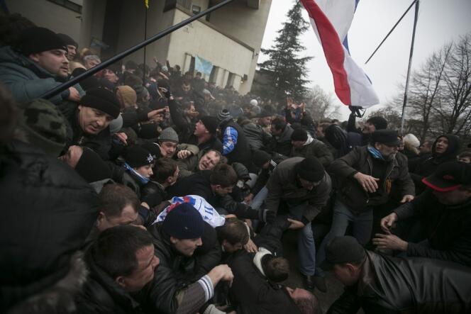 Plusieurs milliers de partisans et d'adversaires du nouveau pouvoir ukrainien ont manifesté mercredi devant le Parlement régional de Crimée.