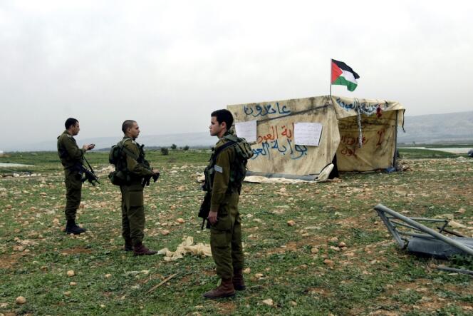 Des soldats israéliens montent la garde devant une tente dressée par des militants palestiniens, le 2 février à Tubas.