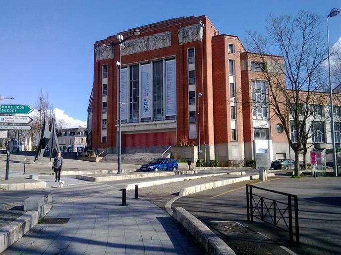A Bourges On Enterre Bien La Maison De La Culture