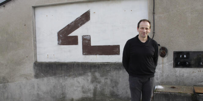 Pascal Coste-Chareyre, directeur de Ceralep, devant le logo de l'usine.