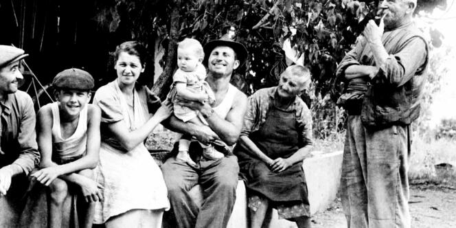 Les Dominici à Lurs au début des années 50 : de gauche à droite, Clovis, Gustave et son épouse, puis Gaston Dominici et sa femme. 