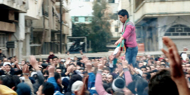 Abdel Basset Sarout, footballeur dans l'équipe nationale syrienne, s'impose rapidement comme le chef naturel de la révolte. Ici, en automne 2011, porté sur les épaules de manifestants.