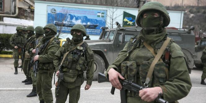 Des miliciens russes dans les rues de la ville de Balaclava en Crimée, samedi 1er mars.