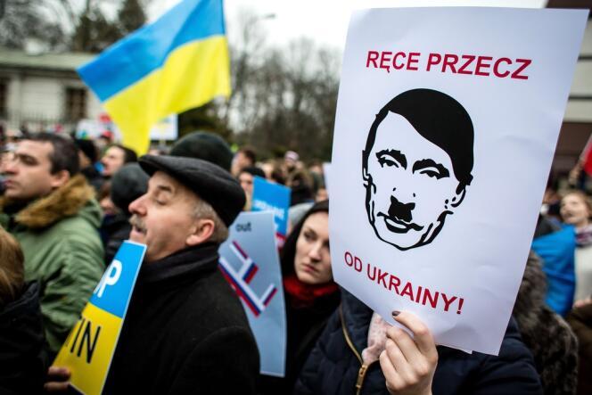 Des manifestants hostiles à l'intervention russe en Ukraine à Varsovie, en Pologne, le 2 mars. 