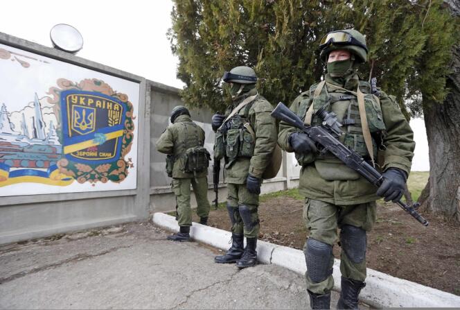 Des soldats en armes autour de la base ukrainienne de Perevalnoye, dimanche 2 mars. 