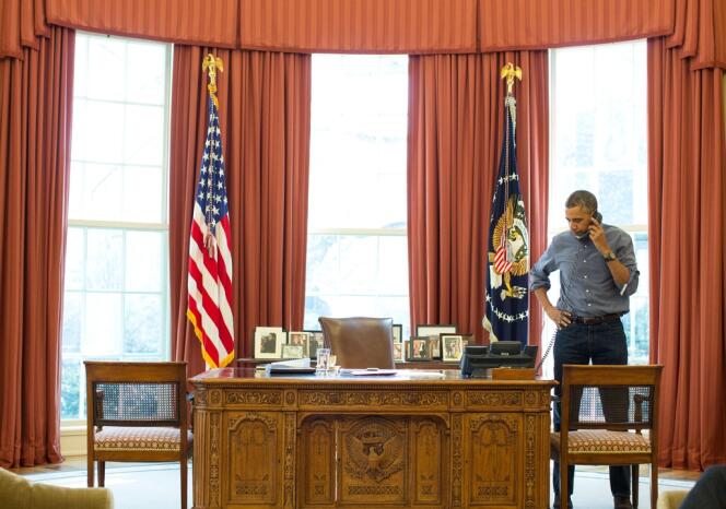 Le président Obama parle au président de la Russie, Vladimir Poutine, de la situation en Ukraine, dans le bureau Ovale de la Maison Blanche, le 1er mars 2014.