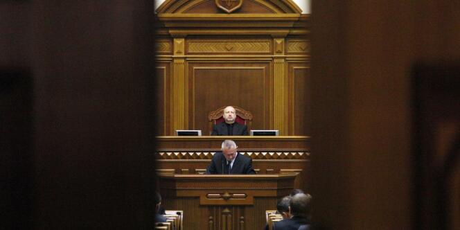 Une session du Parlement ukrainien a eu lieu dimanche 2 mars. Sa position peut se résumer ainsi : le légalisme contre l'agression. 