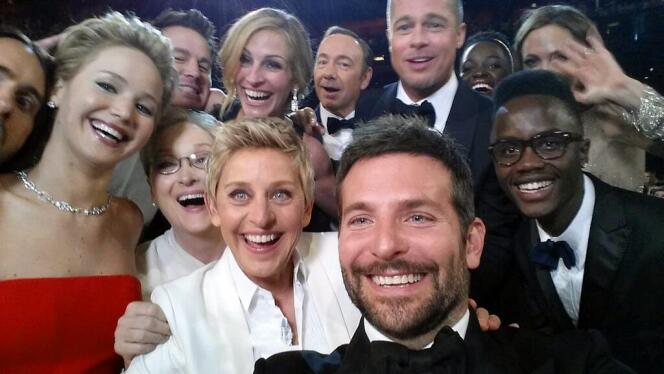 Le selfie réalisé par Ellen DeGeneres lors de la 86e cérémonie des Oscars avec Jared Leto, Jennifer Lawrence, Meryl Streep, Ellen DeGeneres, Bradley Cooper, Peter Nyong'o Jr., Channing Tatum, Julia Roberts, Kevin Spacey, Brad Pitt, Lupita Nyong'o et Angelina Jolie, lors de la cérémonie des 86es Oscars à Los Angeles, le 2 mars 2014. 