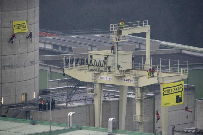 Action de Greenpeace à la centrale de Beznau en Suisse, mercredi 5 mars.