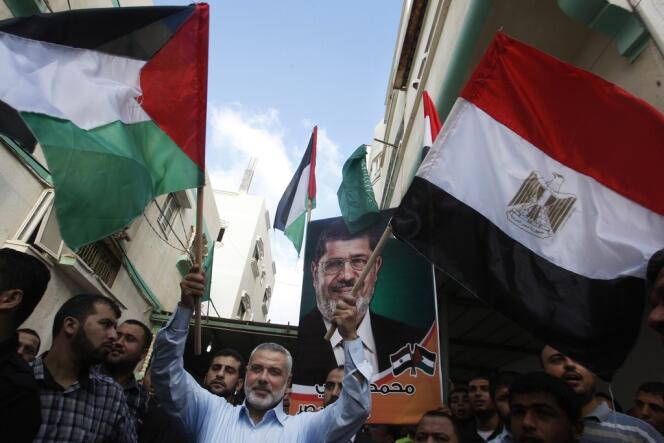 Sur une photo d'archives de juin 2012,H Ismaël Haniyeh, premier ministre (Hamas) de la bande de Gaza, célèbre la victoire de Mohammed Morsi à l'élection présidentielle égyptienne.