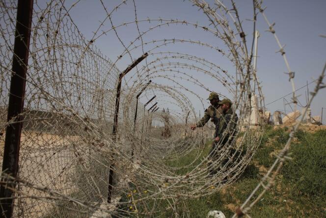 Des soldats palestiniens du Hamas patrouillent à la frontière entre l'Egypte et la bande de Gaza, le 4 mars.
