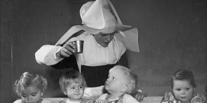 Entre 1935 et 1945, environ vingt-deux mille enfants sont nés du programme Lebensborn destiné à faire perdurer la 