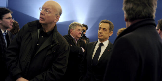 Patrick Buisson (à gauche) et Nicolas Sarkozy, avant le meeting du candidat à la présidentielle sur la place de la Concorde, à Paris, le 15 avril 2012.