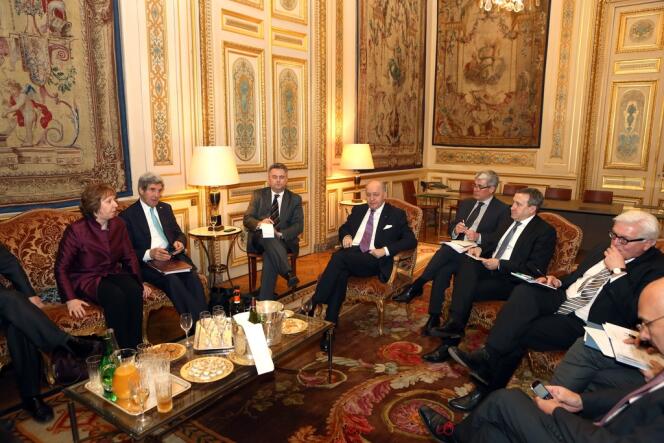 Discussions mercredi à Paris entre, de gauche à droite, Catherine Ashton (UE), John Kerry (Etats-Unis), Laurent Fabius (France), Andreï Dechtchitsa (Ukraine) et Frank-Walter Steinmeier (Allemagne).